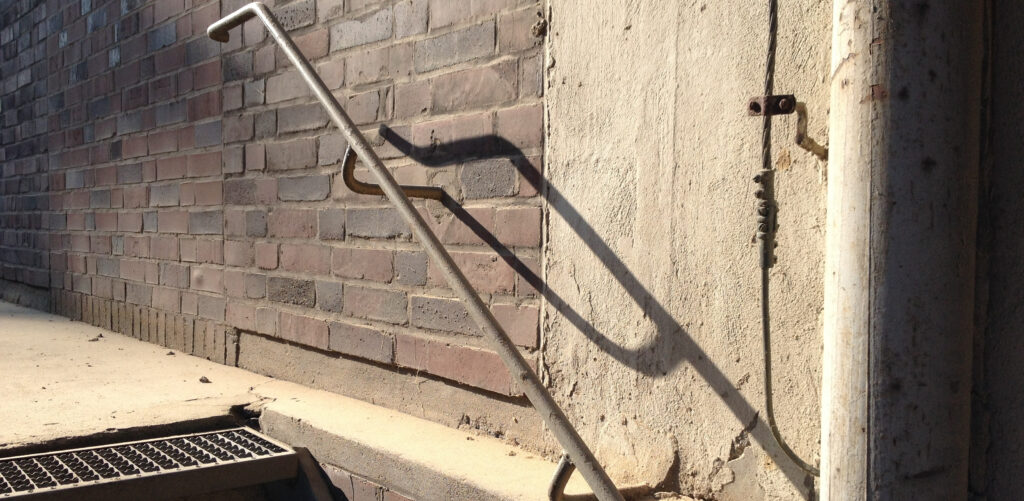 Treppen-Handlauf an einer Ziegelwand